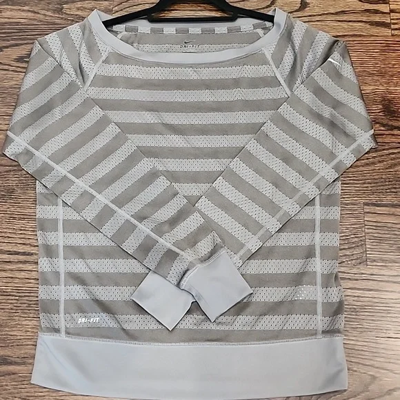 Nike Dri-Fit Athletic Top Size S - Picture 3 of 7